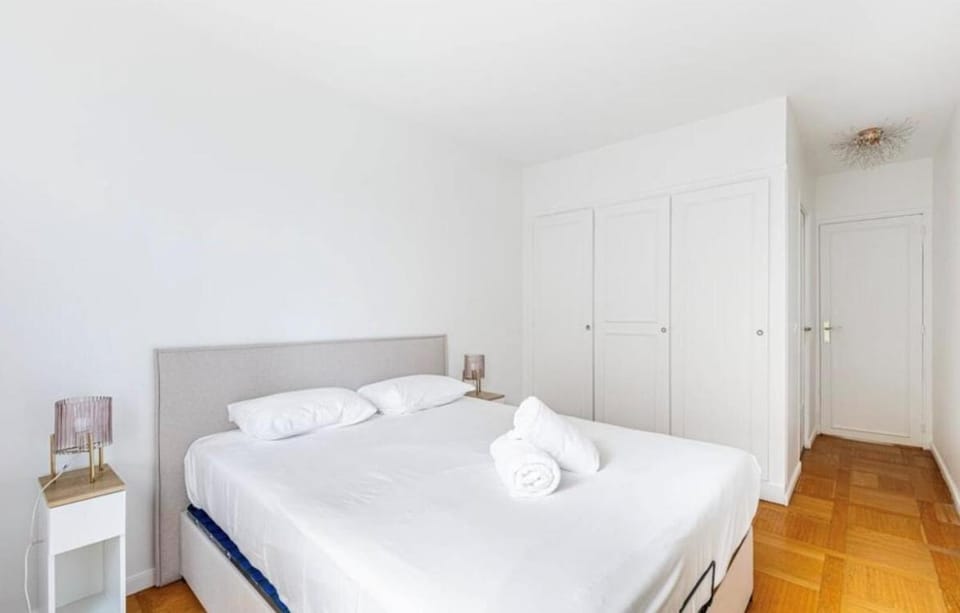 Parisian Luxe 2BR Walk to Arc de Triomphe-Champs Apartment in Paris