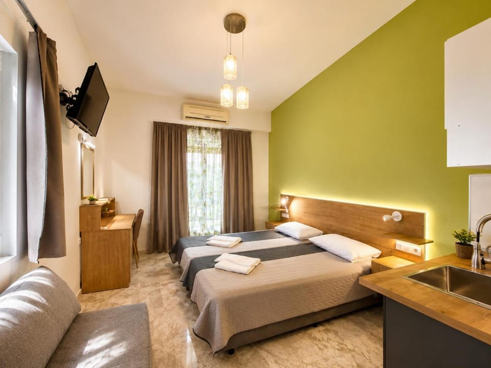 Bed, TV and multimedia, Living room, Photo of the whole room, Seating area, towels
