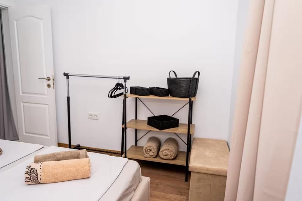 Bedroom, towels