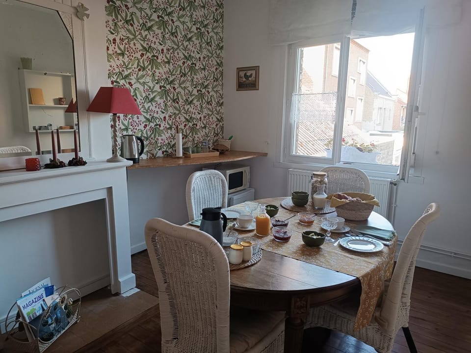 Dining area, Food