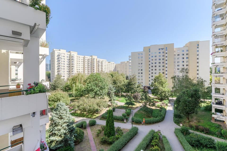 Property building, Restaurant/places to eat, Neighbourhood, Street view, Location