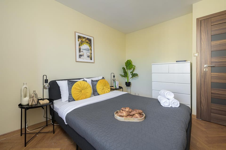 Bed, Bedroom, towels