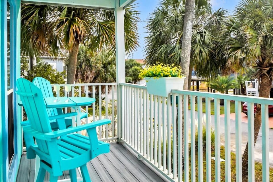 3 Minute Walk to Gulf-8 beds-Sleeps10-3 bedrooms House in Pensacola Beach