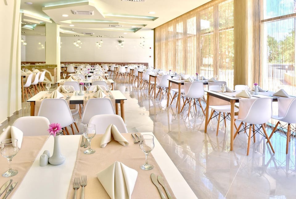Restaurant/places to eat, Restaurant/places to eat