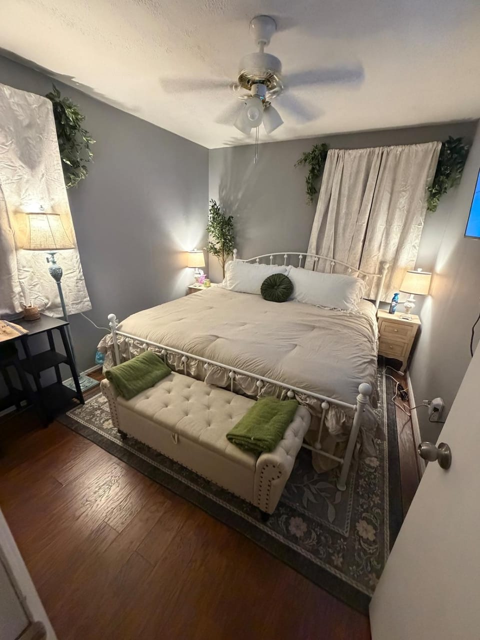 Bed, Photo of the whole room, Seating area, Bedroom