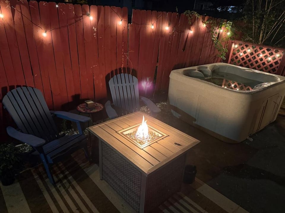 Night, Hot Tub, On site, fireplace
