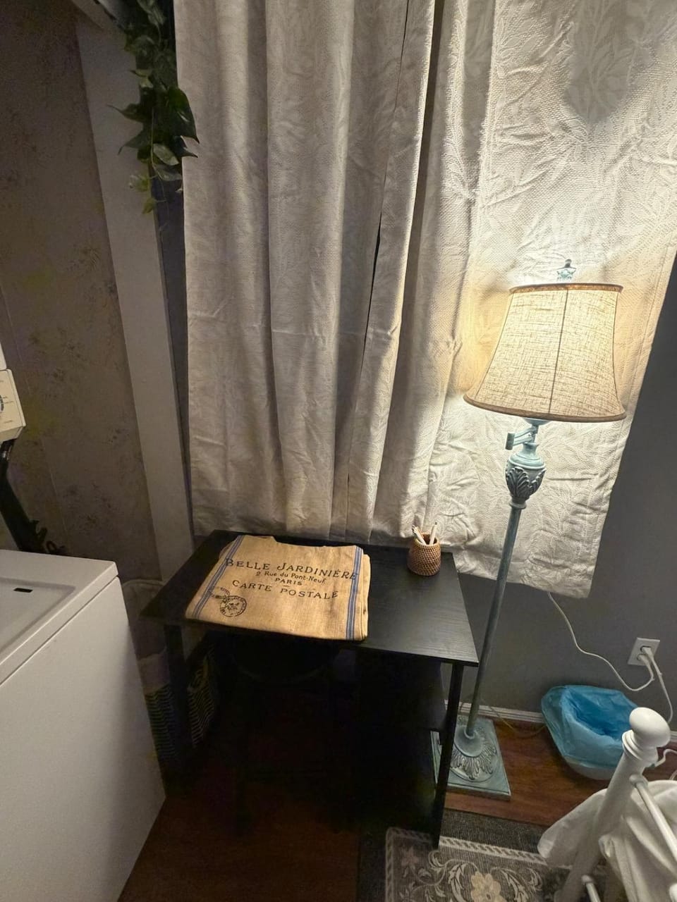Seating area, Bedroom, laundry, laundry