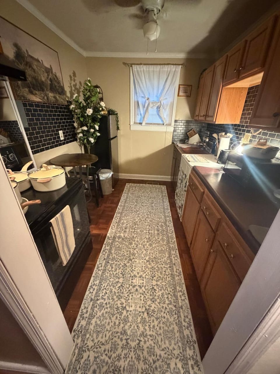 Kitchen or kitchenette, Dining area, microwave, stove, toaster