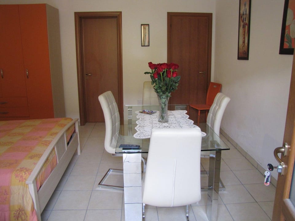 Bed, Seating area, Dining area, Bedroom, wardrobe