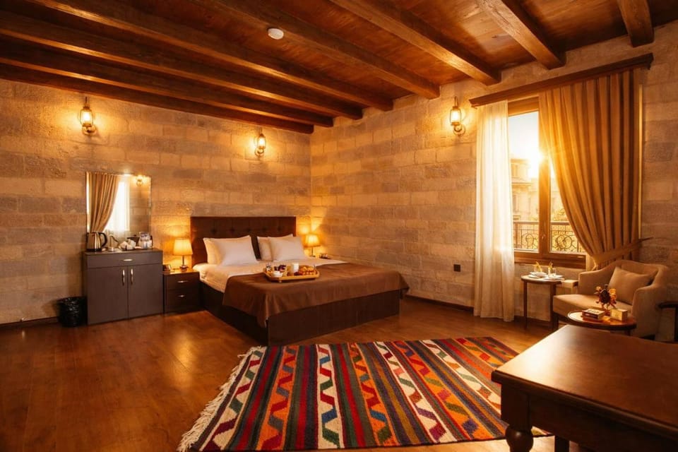 Bed, Living room, Photo of the whole room, Seating area, Bedroom