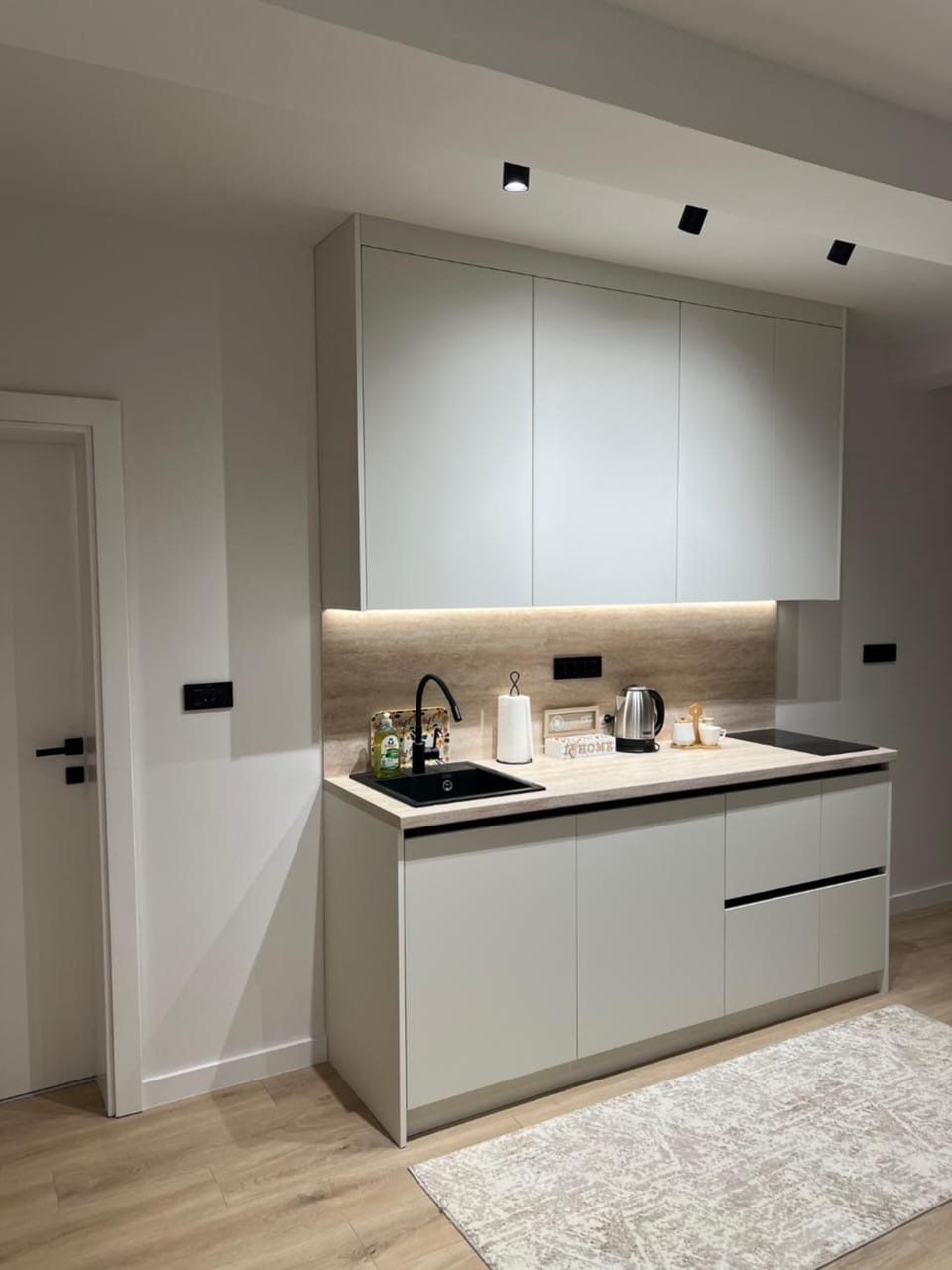 Kitchen or kitchenette, minibar, stove
