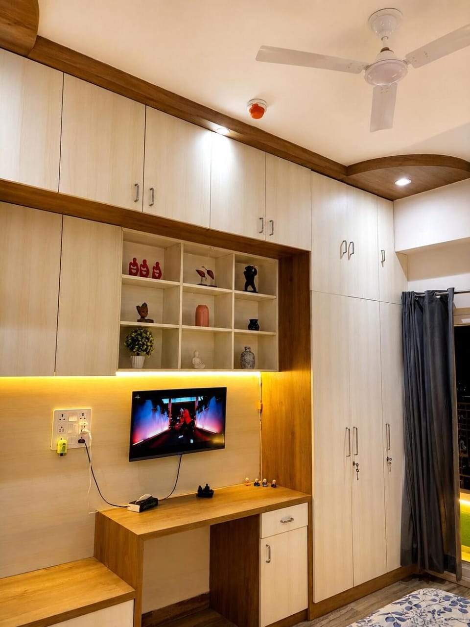 TV and multimedia, Kitchen or kitchenette, oven, wardrobe