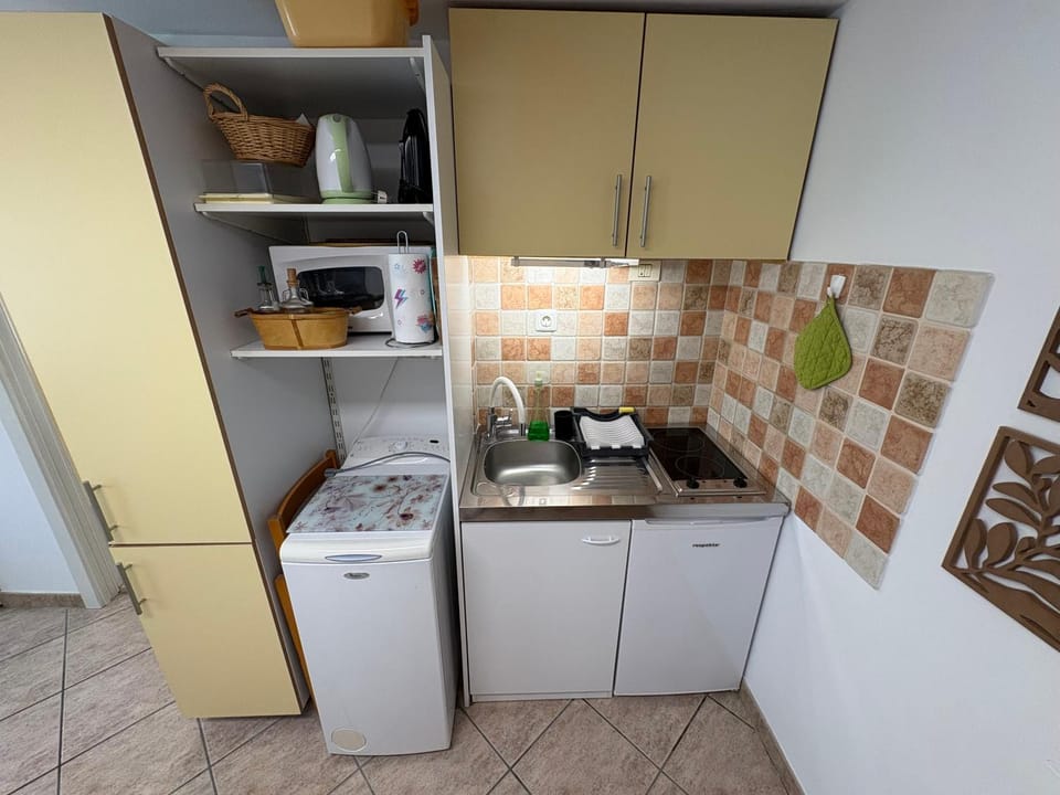 Kitchen or kitchenette, stove, washing machine