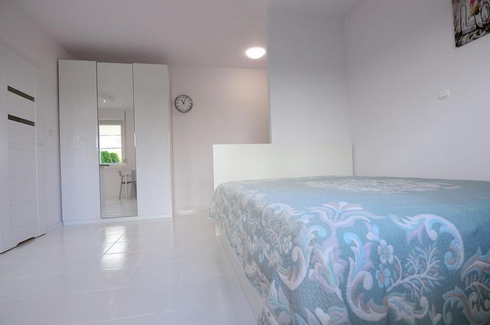 Bed, Seating area