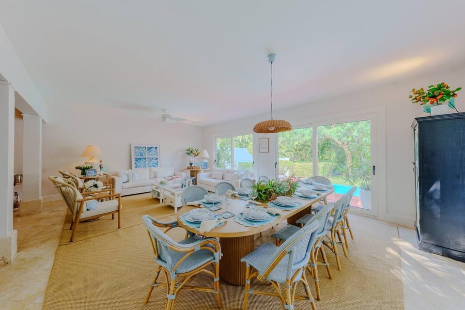 Living room, Seating area, Dining area, Entertainment