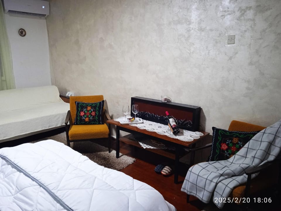 TV and multimedia, Living room, Photo of the whole room, Seating area, Bedroom