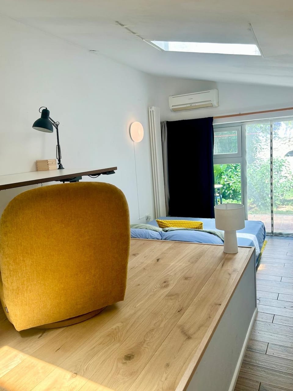 Bed, Living room, Photo of the whole room, Seating area, Bedroom