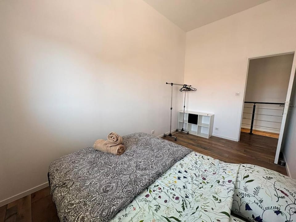 Bed, Photo of the whole room, Bedroom, towels