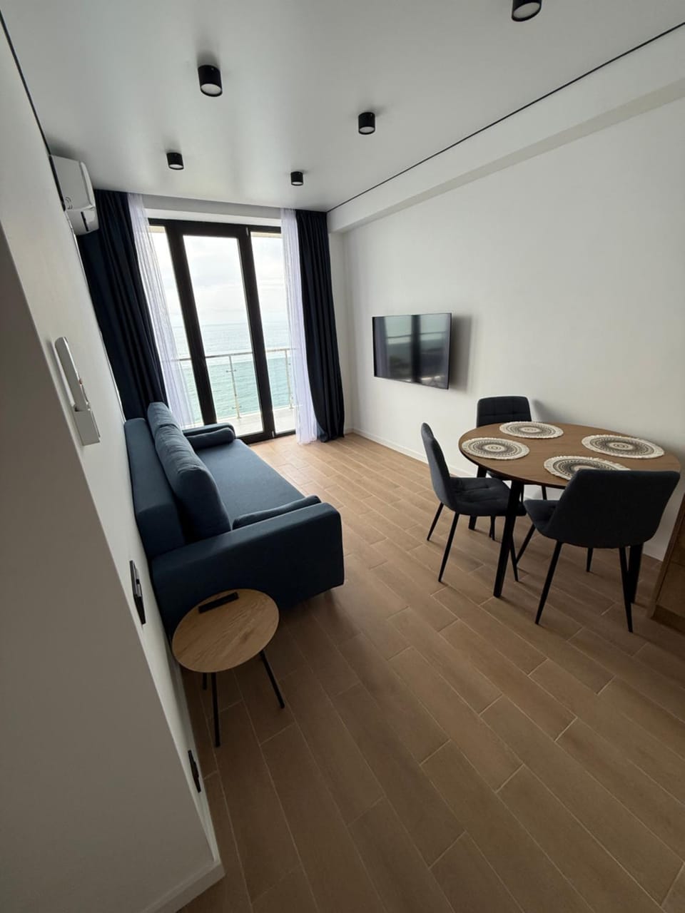 TV and multimedia, Seating area, Dining area