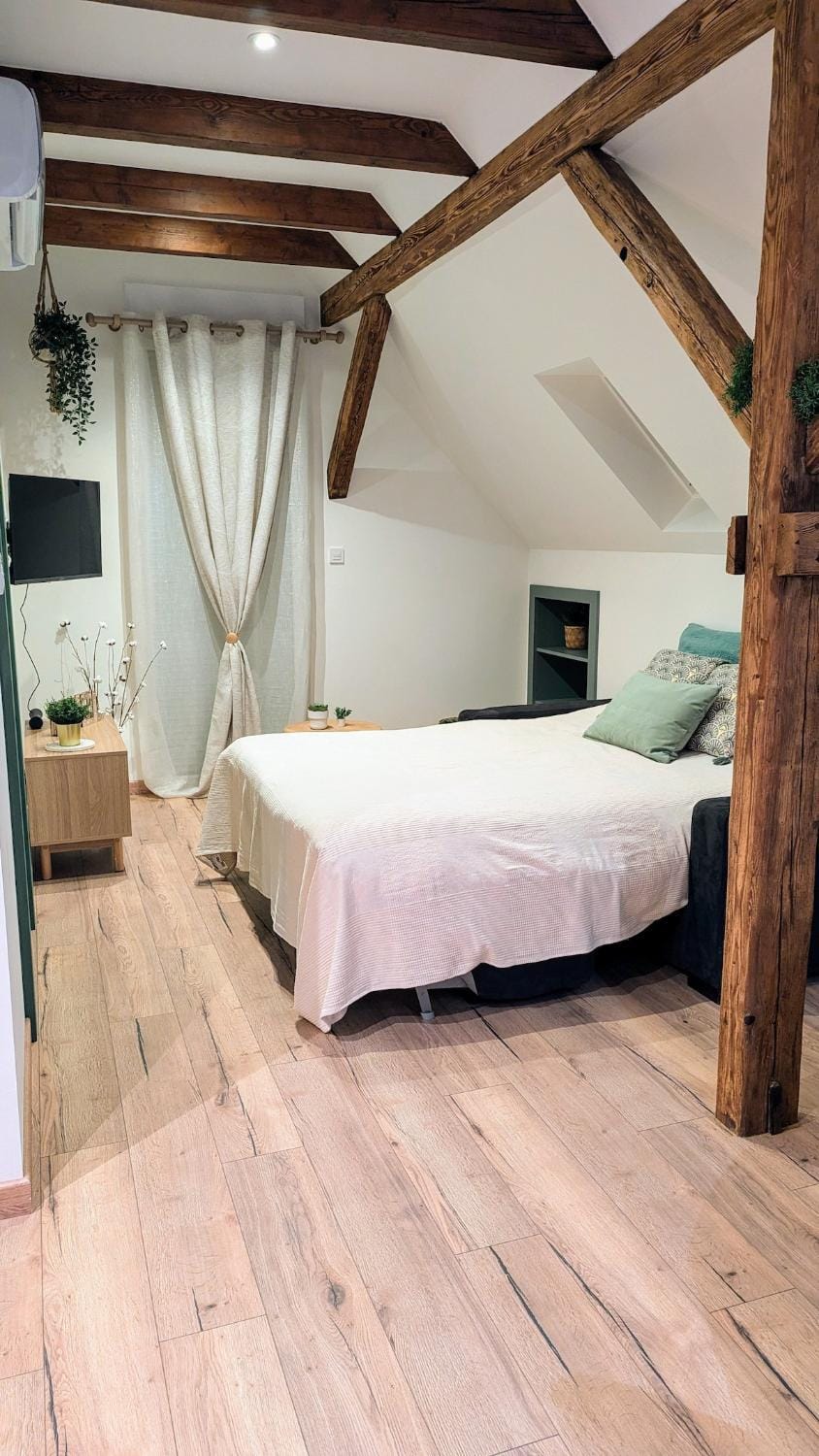 Bed, Living room