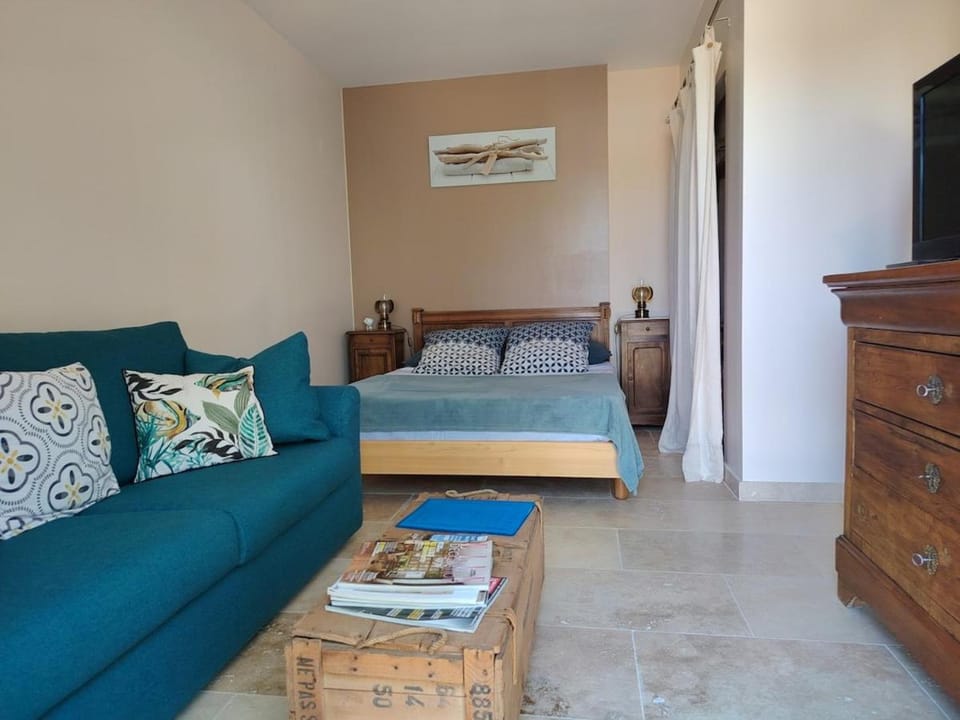 TV and multimedia, Living room, Photo of the whole room, Bedroom