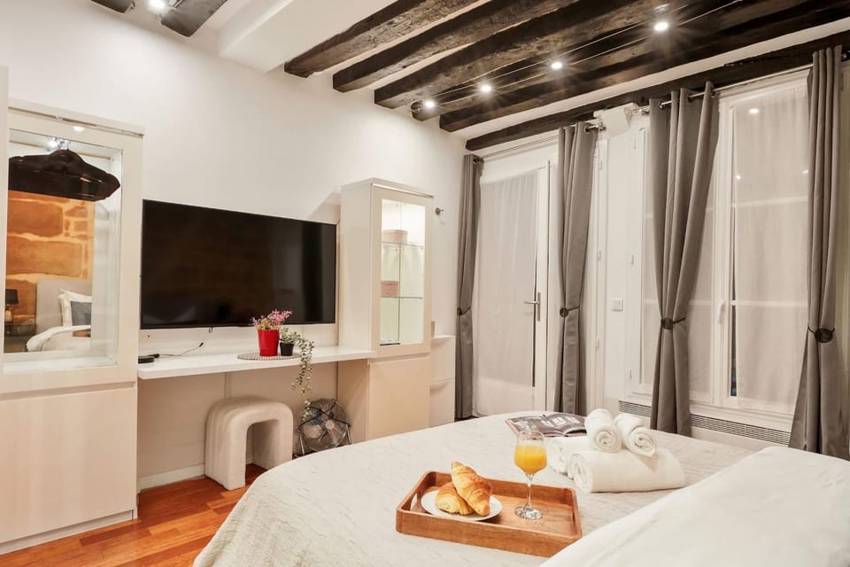 Bed, Kitchen or kitchenette, Dining area