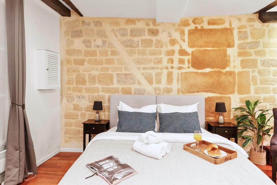 Bed, towels