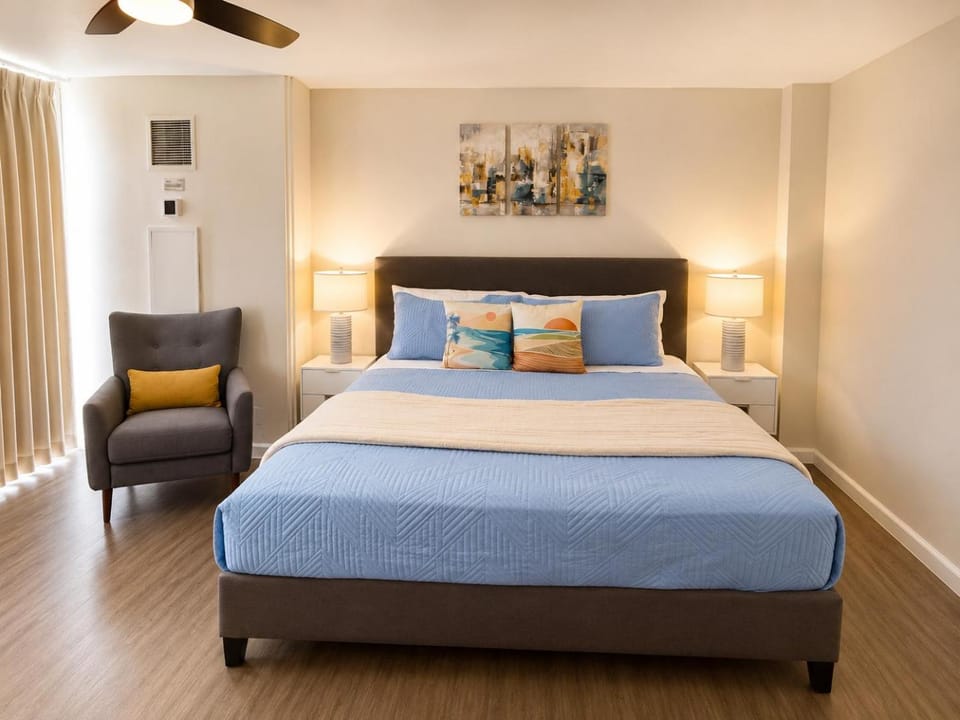 Bed, Photo of the whole room, Decorative detail, Seating area, Bedroom