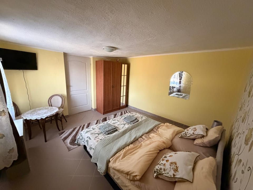 Bed, TV and multimedia, Photo of the whole room, Bedroom