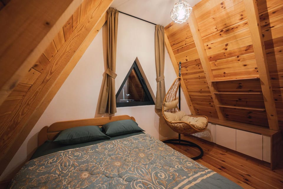 Bed, Photo of the whole room, Seating area, Bedroom