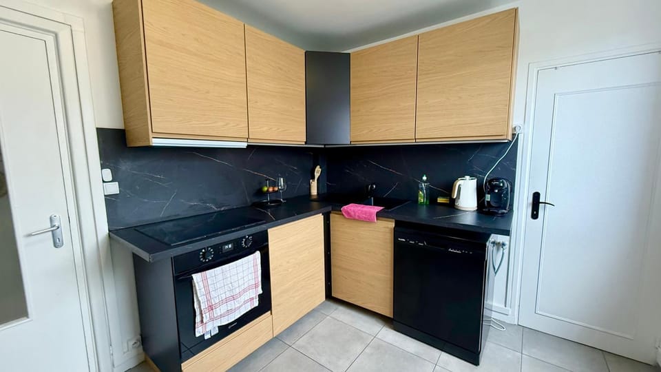 Coffee/tea facilities, dishwasher, stove, kitchen