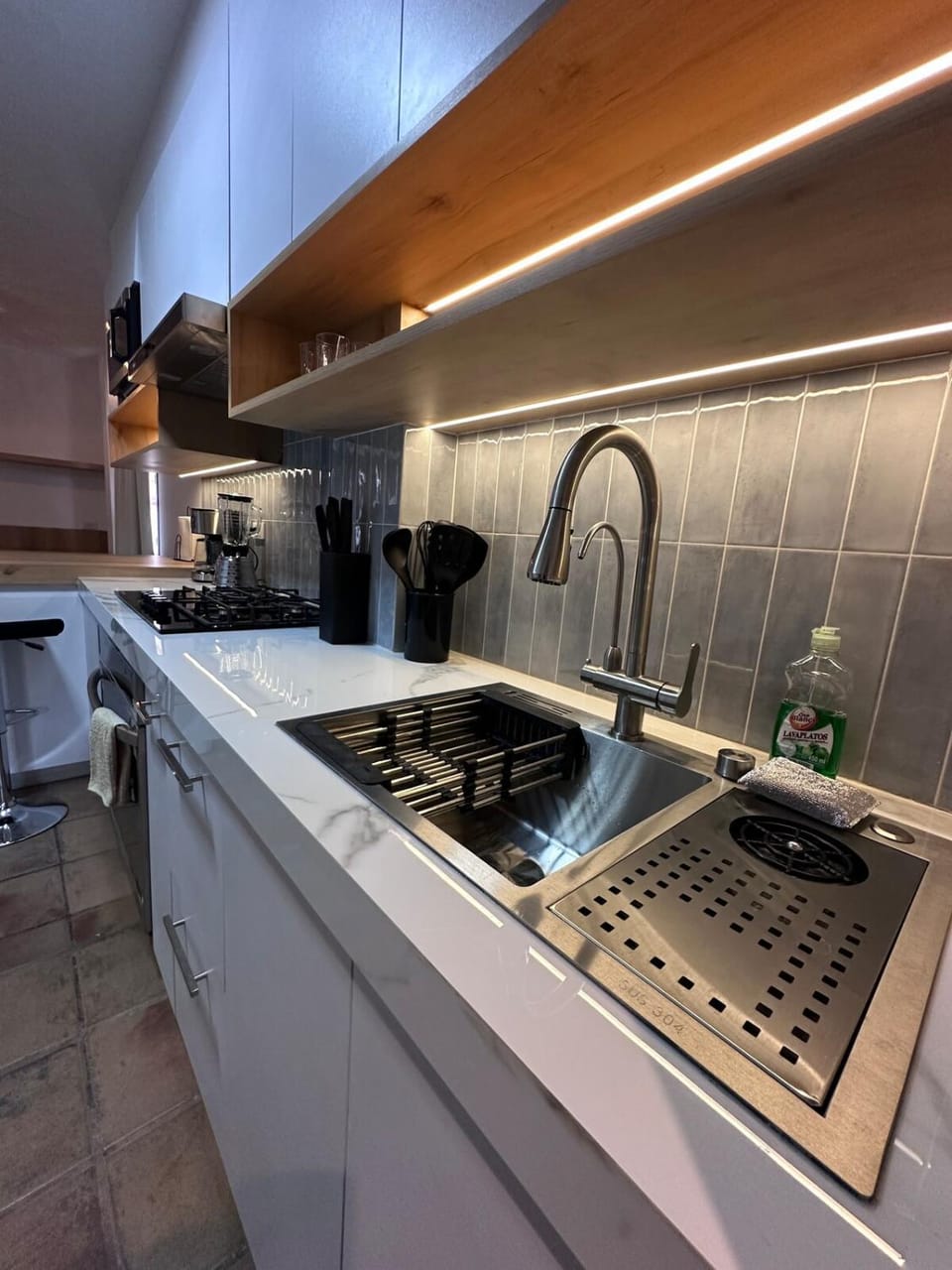 Kitchen or kitchenette, dishwasher, stove