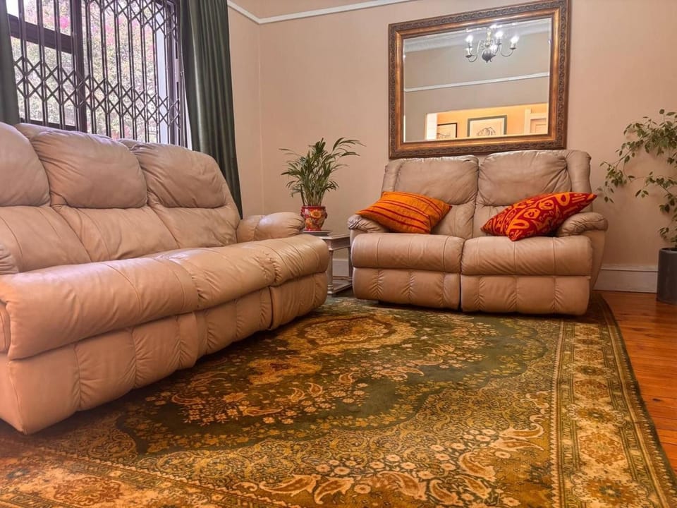 Charming Norwood Retreat - Private Pool, Garden Oasis Prime Location House in Johannesburg