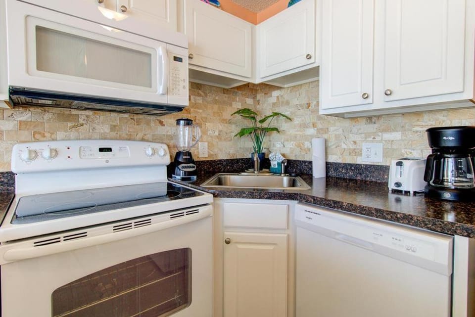 Coffee/tea facilities, dishwasher, oven, stove, toaster, kitchen