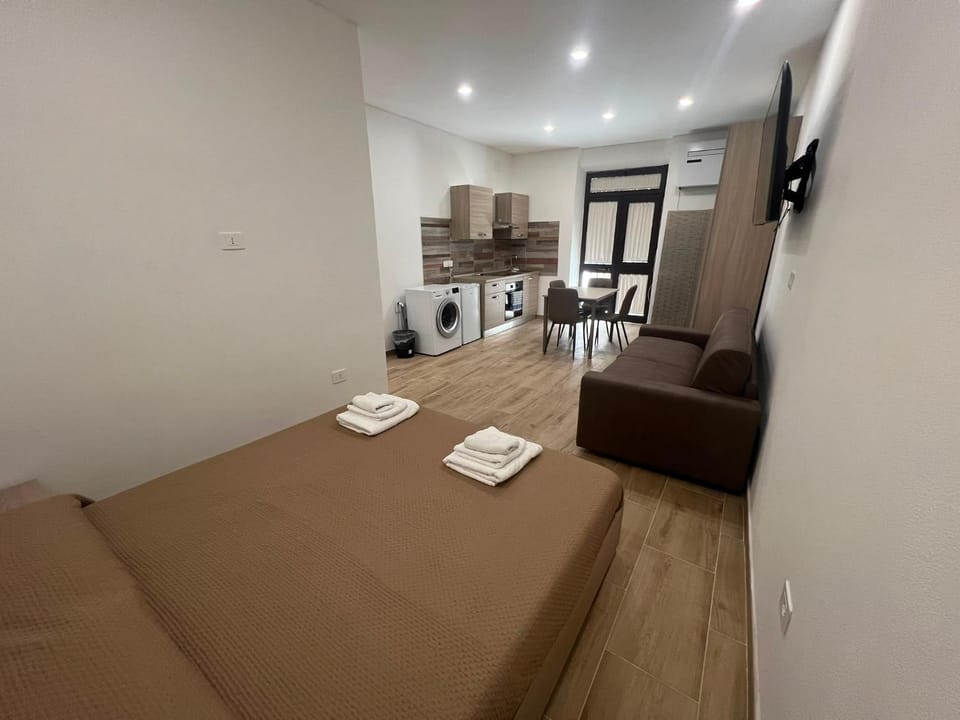 Bed, Kitchen or kitchenette, Bedroom, towels, washing machine