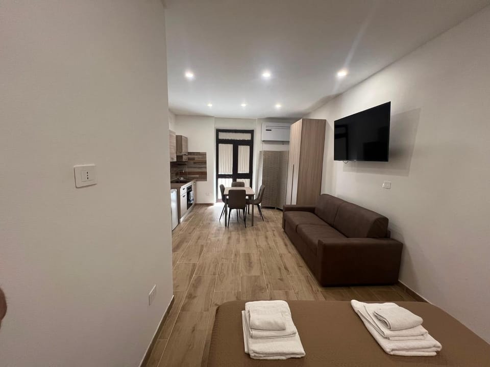 Bed, TV and multimedia, Photo of the whole room, Bedroom, towels