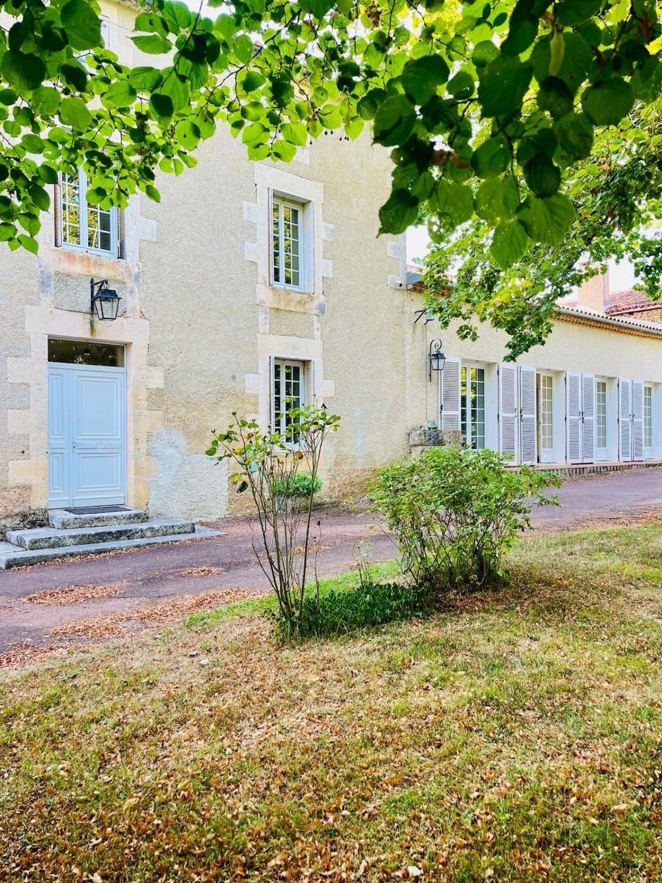 Grande demeure charentaise au calme, avec piscine et jardins House in Nouvelle-Aquitaine