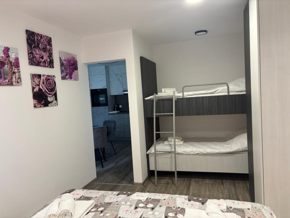 Bedroom, bunk bed