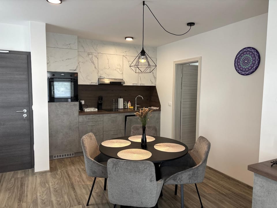 Kitchen or kitchenette, Dining area