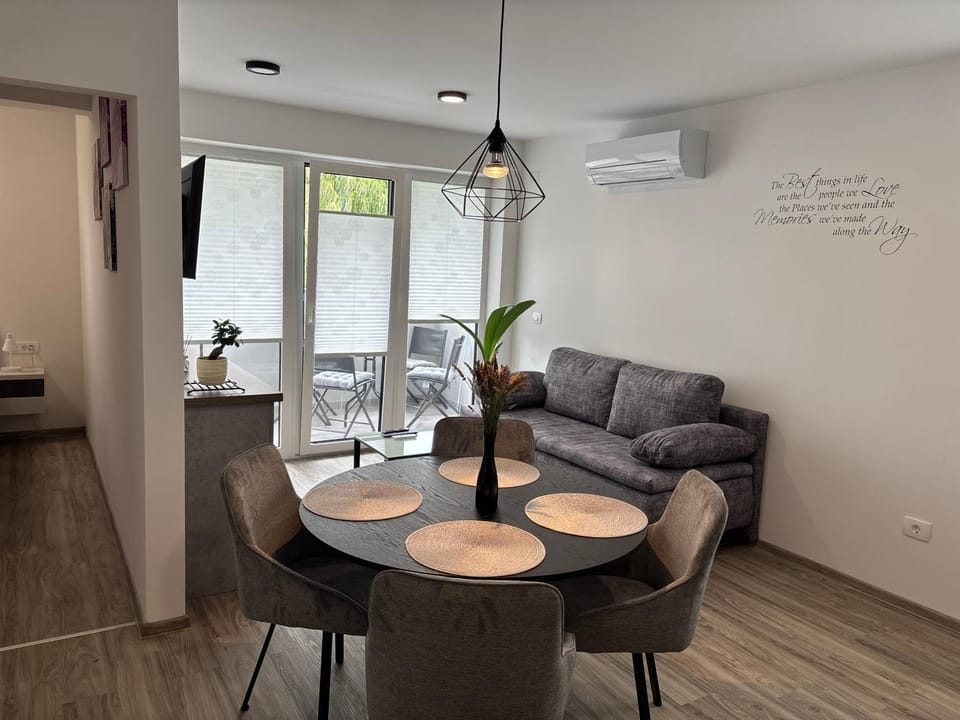 Seating area, Dining area, air conditioner