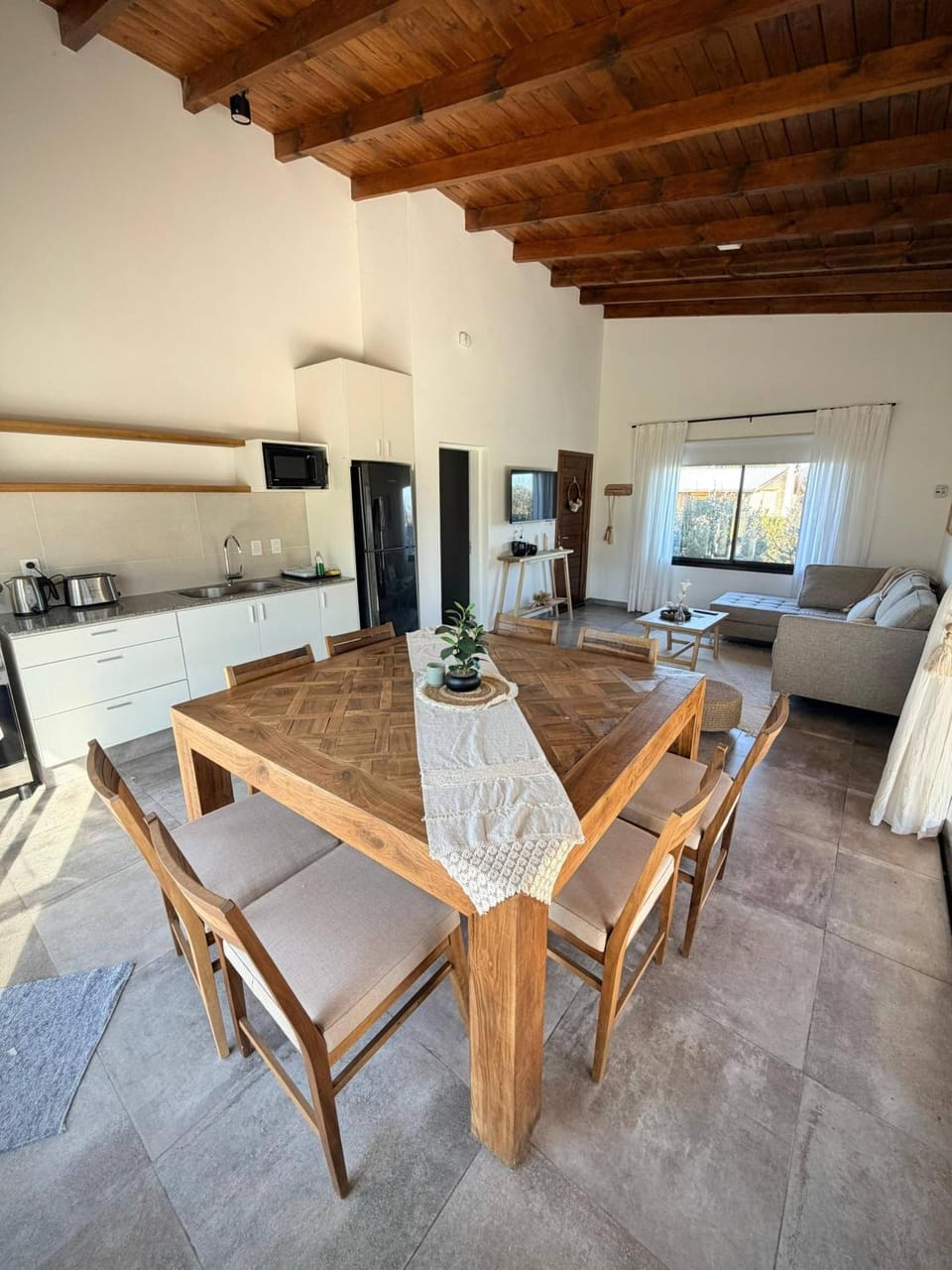 Kitchen or kitchenette, Living room, Seating area, Dining area