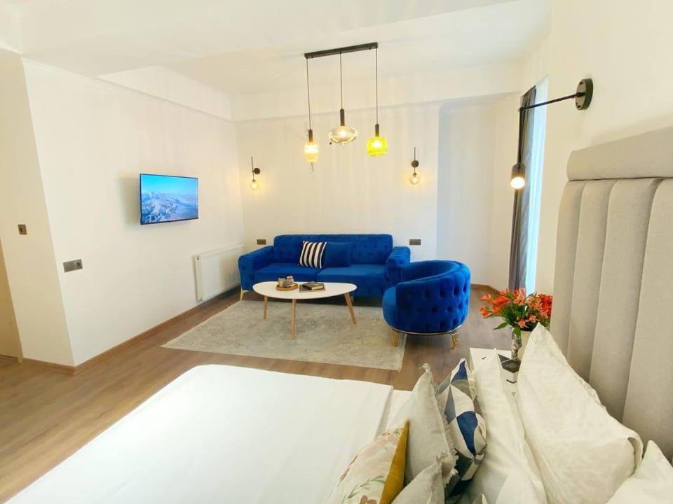 Bed, TV and multimedia, Seating area, Dining area