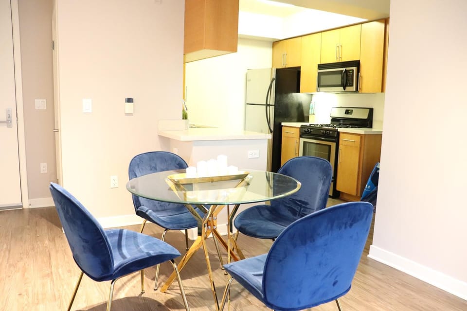Heart of Santa Monica Free Parking Apartment in Santa Monica