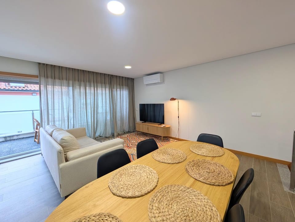 Communal lounge/ TV room, Dining area, air conditioner