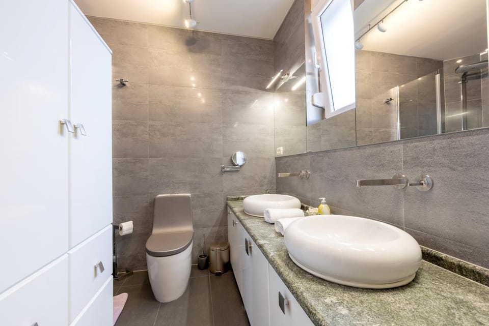 Shower, Toilet, Bathroom, towels
