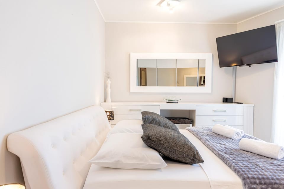 Bed, TV and multimedia, Bedroom