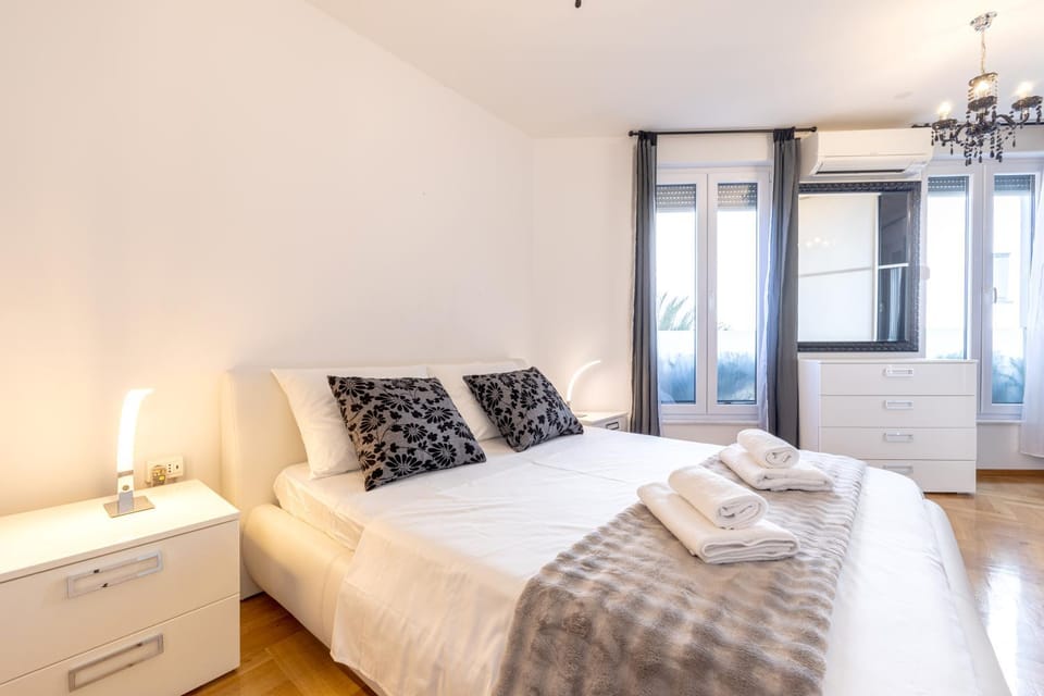 Bed, Bedroom, towels