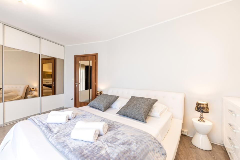 Bed, Bedroom, towels, wardrobe