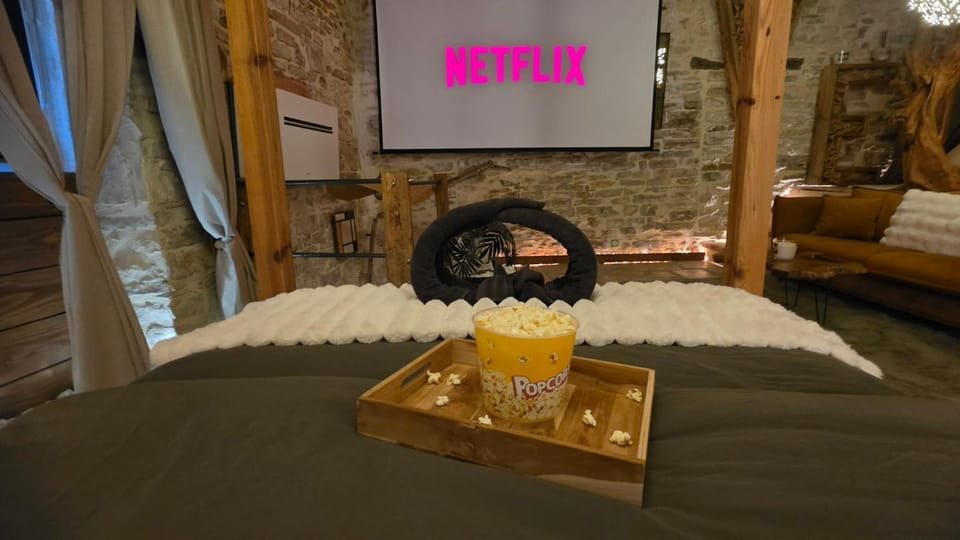 Suite Valhalla Jacuzzi Sauna Cinéma Love Room House in Occitanie