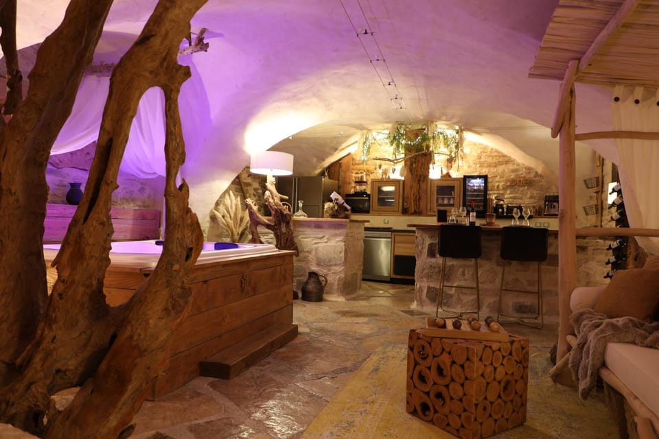 Suite Valhalla Jacuzzi Sauna Cinéma Love Room House in Occitanie
